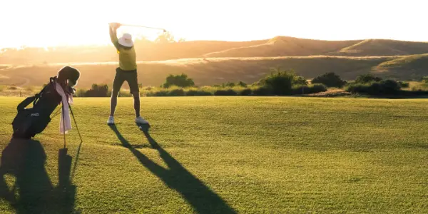 Man golfing after PRP therapy.